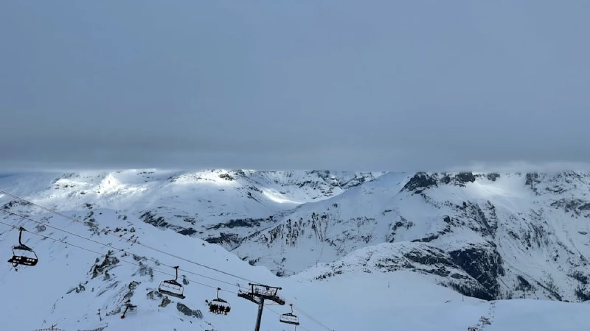 a ski lift going up a snowy mountain